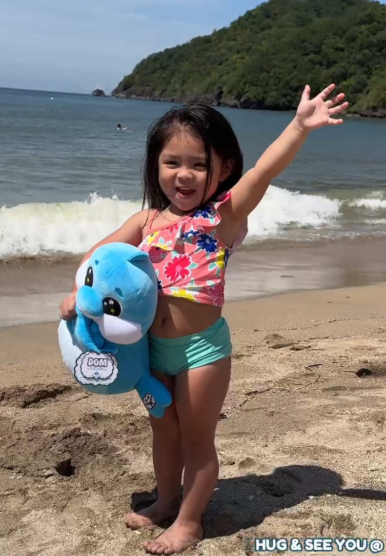 Our little HUGfluencer Kianna had the BEST time with Dom the Dolphin & Walt the Walrus, her seaside snuggle buddies! 🐬🦭 Make HUGsees your little one’s best friend for every adventure! 🤗✨ HUG to cart your favorite HUGsees on the 🧡 and 💙 app. Just search for HUGseesOfficial. #HUGsees #Cute #Plushies #FYP #Kids
