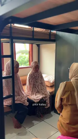 Sejak Mei 2025, Bupati Barru  bersama Wakil Bupati terus berkoordinasi dengan Kementerian Sosial RI untuk menghadirkan Sekolah Rakyat bagi anak-anak dari keluarga yang membutuhkan. Alhamdulillah, kini Sekolah Rakyat Rintisan di SMPN 8 Harapan Barru sudah berjalan. Anak-anak tidak hanya punya ruang belajar, tapi juga kamar asrama yang layak untuk belajar, tinggal, dan bermimpi. Mimpi kita bersama, agar tidak ada lagi anak-anak kita yang nasibnya dipertaruhkan karena pendidikan, tidak ada lagi anak yang meragukan mimpinya, dan tidak ada orang tua yang merasa tidak beruntung membesarkan anaknya karena keterbatasan biaya pendidikan. Inilah salah satu mimpi dari visi @Andi Ina Kartika Sari & @Abustan A. Bintang , mewujudkan Barru yang berkeadilan. Terima kasih kepada Bapak Presiden dan @Kementerian Sosial RI atas perhatian dan dukungannya terhadap Kabupaten Barru. #barru #sulsel #sekolahrakyat #prabowo 