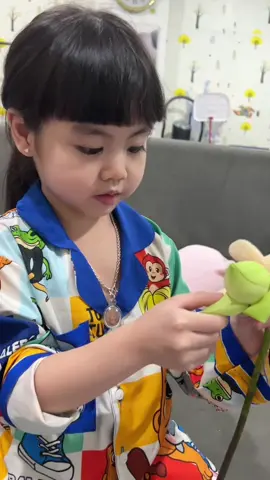 หนูพับดอกบัวเตรียมตัวไปทำกระทงที่โรงเรียนกับเพื่อนๆและคุณครูค่ะ #กันตาไงจะใครละคะ😍 