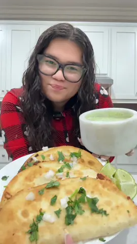 Make Crispy Beef Tacos With Me 🌮💚 #dinner #tacos #beeftacos #cookwithme #yummy 