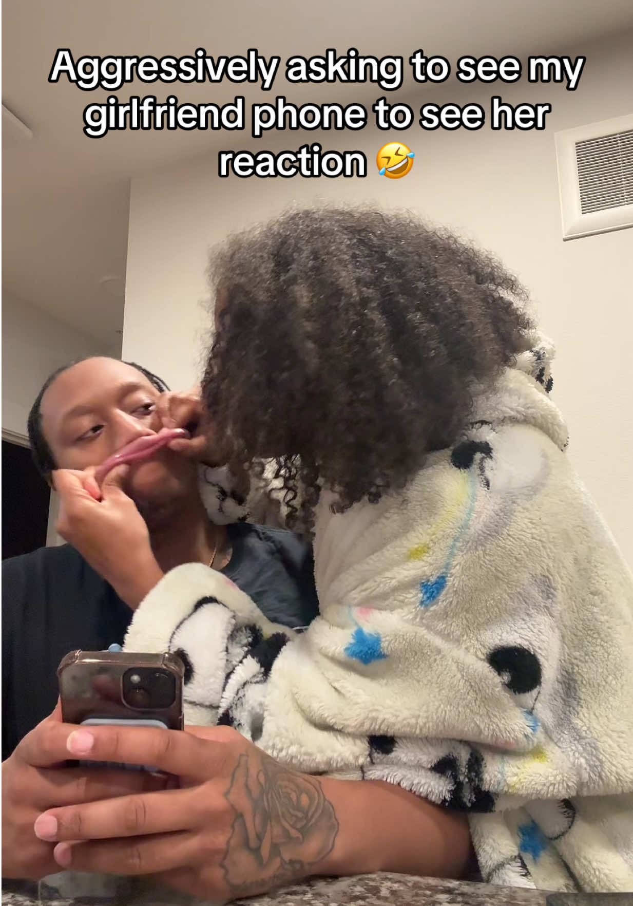 Should I grab his lips again ? 😅 #kemoniandleron #fyp #latina #couple #viral 