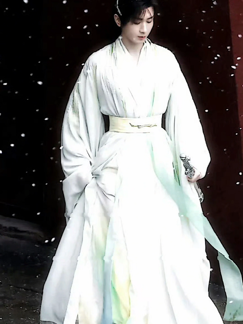 Scene ini , Hanfu ini , kemana pergi nya ? wyx apa yang kamu lakukan ke Cheng Yi dan Wang Quan Fugui ? entah berapa banyak Scene Fugui yang sudah di cut? biar apasih wahai..wyx ? keterlaluan banget jelas jelas Cheng Yi dan kiwi sudah berusaha menaikan drama ini tapi malah begini balasan yang diterima.. 🥝💚🔥#成毅 #ChengYi #chengyi成毅 #swordandbeloved #swordheartofheavenandearth 