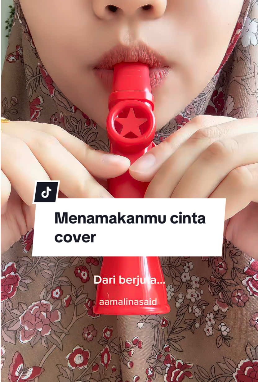 Replying to @𝓝𝓲𝓷𝓲✨ tak confident lah nak nyanyi🤣 guna kazoo ni confident sikit! #kazoo #kazoocover #menamakanmucinta 