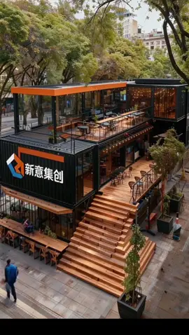 🔥【A Coffee Utopia in a Container, A Spiritual Charging Station for Workers!】 Who would have thought that a used container could be transformed into a viral coffee landmark? Three black cool containers are stacked, with wooden stairs and full-glass transparency. It’s an industrial-style check-in spot during the day and a trendy gathering place at night when the neon lights are on ✨ ☕️ What the barista brews is not just coffee, but the life-sustaining potion for workers. What you drink here is not just coffee, but the creativity and style of 
