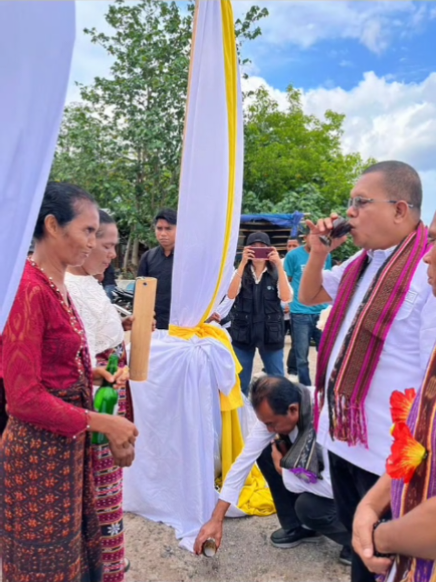 Assalamu'alaikum gaes Hari ini Tim Protokol Provinsi NTT Memfasilitasi Gubernur NTT pada acara Peresmian Rumah Sakit Pratama Solor Kabupaten Flores Timur Di wilayah NTT adat istiadat masih sangat dijunjung oleh masyarakat setempat maka Gubernur NTT, Bupati Flores Timur, Wakil Bupati Flores Timur beserta Rombongan diterima secara Adat yaitu pemakaian selendang, minum arak, makan sirih pinang, dan menikmati rokok khas Solor Selanjutnya Gubernur NTT bersama rombongan mengunjungi rumah adat ditandai dengan membakar lilin guna menghormati Lewo Tana yang sudah mendahului kita Berikutnya Gubernur NTT bersama Rombongan menuju Rumah Sakit Pratama Solor untuk melaunching serta menandatangani Prasasti yang mana menandakan RSP Solor siap Beroperasi bagi masyarakat Solor Oia guys, sebagai informasi, RSP Solor merupakan buah tangan bapak MLL sewaktu menjadi Anggota DPR RI komisi IX, saat itu beliau datang untuk peletakan batu pertama sebagai tanda dibangunnya gedung ini, namun pada hari ini, Bapak MLL hadir sebagai Gubernur NTT sekaligus meresmikan Gedung RSP Solor. Kerennnnnn. #fyppppppppppppppppppppppp #viralvideo #nttpride🏝🔥 #solor 
