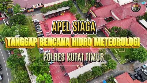Hadapi Potensi Banjir & Longsor, Polres Kutim Kerahkan Personel dalam Apel Kesiapsiagaan Kutai Timur – Polres Kutai Timur menggelar Apel Kesiapsiagaan Tanggap Bencana Hidrometeorologi di Lapangan Mapolres Kutim, Rabu (05/11/2025), sebagai langkah antisipasi menghadapi potensi banjir dan tanah longsor di wilayah setempat. Kegiatan dipimpin Kapolres Kutim AKBP Fauzan Arianto, dan diikuti unsur Forkopimda serta instansi terkait. Hadir dalam kegiatan tersebut perwakilan Pengadilan Negeri Sangatta, Lanal Sangatta, Kodim 0909/KTM, Kejari Kutim, BPBD, Satpol PP, Dinas Perhubungan, Damkar, Dinkes, Orari, Rapi, hingga organisasi relawan. Sekitar 100 peserta dari berbagai instansi terlibat dalam apel siaga tersebut. Kapolres Kutim AKBP Fauzan Arianto mengatakan, meski Kalimantan Timur relatif minim ancaman bencana vulkanologi, namun beberapa bencana hidrometeorologi seperti banjir, banjir bandang, dan tanah longsor masih menjadi risiko utama di wilayah Kaltim, termasuk Kutai Timur. “Kita harus tetap waspada dan memperkuat kesiapan dalam menghadapi potensi bencana, terutama saat musim hujan,” ujarnya. Ia mengungkapkan, sepanjang Oktober 2025 Polda Kaltim telah menangani 202 kejadian bencana, didominasi kebakaran, banjir, longsor, dan pohon tumbang. Untuk itu, Polda dan jajaran menyiagakan 1.181 personel, melaksanakan rakor lintas sektoral, patroli gabungan, pelatihan penanganan bencana, serta menyiapkan sarpras pendukung termasuk posko siaga dan dapur lapangan. Kapolres menilai penanganan bencana harus dilaksanakan secara terpadu dan melibatkan TNI-Polri, pemerintah daerah, stakeholder, hingga masyarakat. “Kolaborasi menjadi kunci untuk meminimalkan dampak bencana terhadap keselamatan warga, infrastruktur, ekonomi, dan psikologis masyarakat,” tegasnya. . . @presidenrepublikindonesia @prabowo @listyosigitprabowo @divisihumaspolri @kapolda.kaltim @poldakaltim @polisi_indonesia @kapolreskutim @ramadhan_1982 @doeahmad #divhumaspolri #Poldakaltim #PolresKutim #TulusMelayaniUntukMasyarakat #polriuntukmasyarakat #KutaiTimur #ProgramPrioritasKapolri #sinergiwujudkankamtibmas