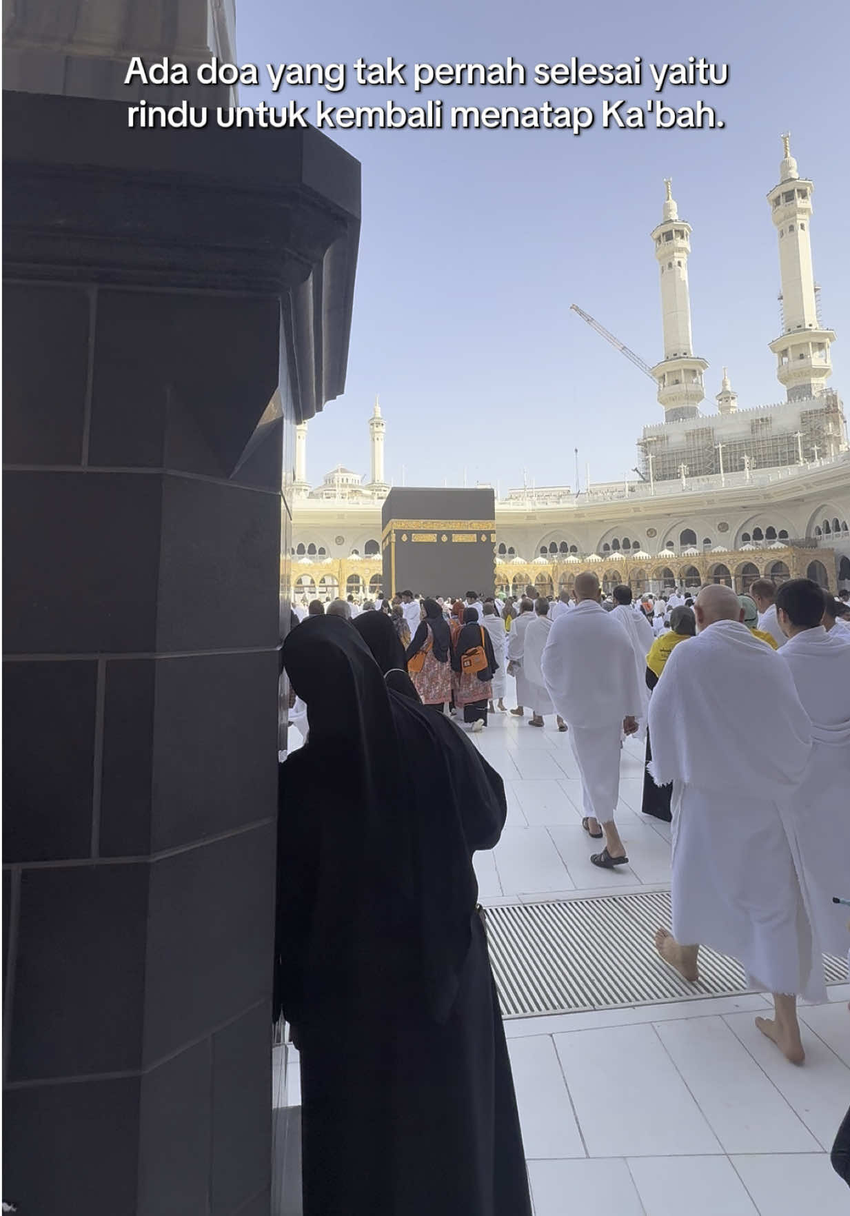 Di antara banyak doa, ada satu yang selalu sama: semoga Allah memanggilku kembali melihat Ka'bah🤲🏻🥹 #makkah #makkahmadinah🕋 #saudiarabia🇸🇦 #umrah #foryou 