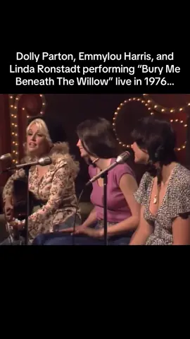 An interesting fact about that 1976 performance is that Dolly Parton, Linda Ronstadt, and Emmylou Harris — who would later form the iconic trio Trio in the 1980s — sang “Bury Me Underneath the Willow” live on TV with a rare, spontaneous intimacy. What’s remarkable is that all three were already huge solo stars, yet they came together to deliver a traditional Appalachian folk tune with such harmony and emotional subtlety that it felt timeless. The performance highlighted their shared love of roots music long before their collaborative albums, and it’s often cited as an early example of the magic that would define their later work as a trio… #dollyparton #emmylouharris #lindaronstadt #70s #music 