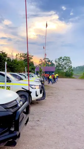 Dalam dunia pertambangan istilah light vehicle (LV) atau kendaraan ringan tentu sudah banyak dikenal. Light vehicle memiliki spesifikasi khusus sehingga dapat diijinkan untuk beroperasi di wilayah pertambangan, dan setidaknya mampu untuk beroperasi di area offroad, dengan medan yang terbilang cukup ekstrim. Maka dari itu, kendaraan jenis ini biasanya dibekali dengan fitur penggerak roda dobel, yaitu roda penggerak depan dan belakang. Light vehicle harus memiliki perlengkapan khusus yang menunjang keselamatan kendaraan dan pengendaranya. Selain harus memiliki spesifikasi khusus seperti yang sudah dijelaskan di atas, perlengkapan seperti Safety whip/buggy whip, nomor lambung, sticker reflector, rotary lamp, radio komunikasi, ROPS dan beberapa perlengkapan lainnya juga wajib dipastikan terpasang ketika LV memasuki area pertambangan.#tambangbatubara #lightvehicle #storytambang #anaktambang #driver 