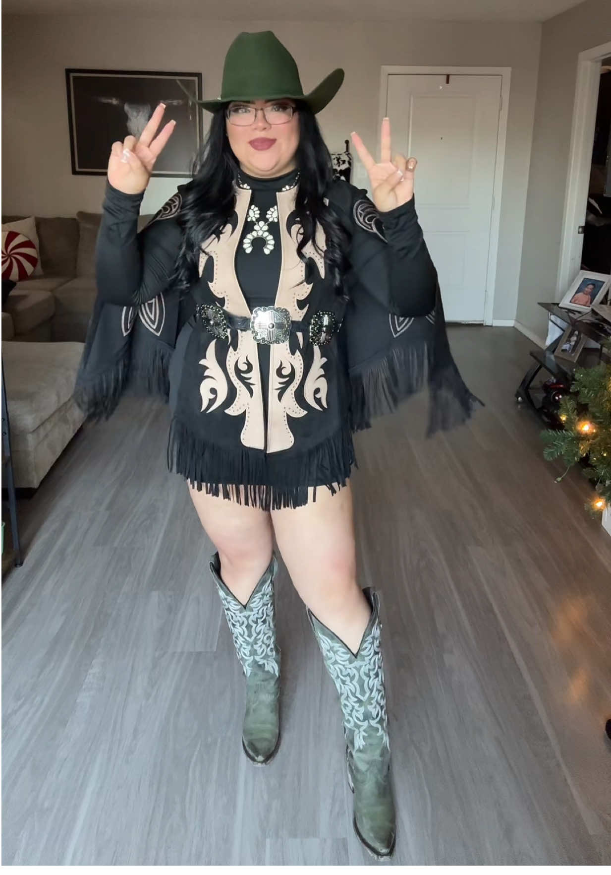 ✨ Boots @Shop Rock’em @Rock'em code “ VALERIA “ saves💋 Cape @DARIELAS BOUTIQUE 🖤 Tejana @RodeoReadyRanchwear code “ RodeoReadyValeria “ saves💚