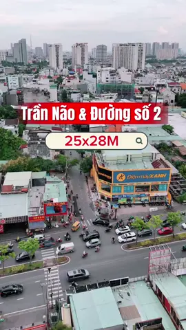 Siêu vị trí trung tâm Trần Não, góc 2 mặt tiền thoáng đẹp – thuận tiện mở showroom, ngân hàng, hoặc chuỗi thương hiệu lớn.                                  Diện tích: 725m² (25 x 28m) – Công nhận sổ: 302m²  • Pháp lý: Sổ hồng riêng  • Kết cấu: Nhà tiền chế 3 tầng  • Hiện trạng: Đang cho thuê 400 triệu/tháng, hợp đồng 10 năm (còn 7 năm)  • Vị trí vàng: Góc 2 mặt tiền Trần Não & Đường số 2, view sông Sài Gòn và Landmark 81 cực đẹp #nhinhapho #fyp #mattien #quan2 #thuthiem 