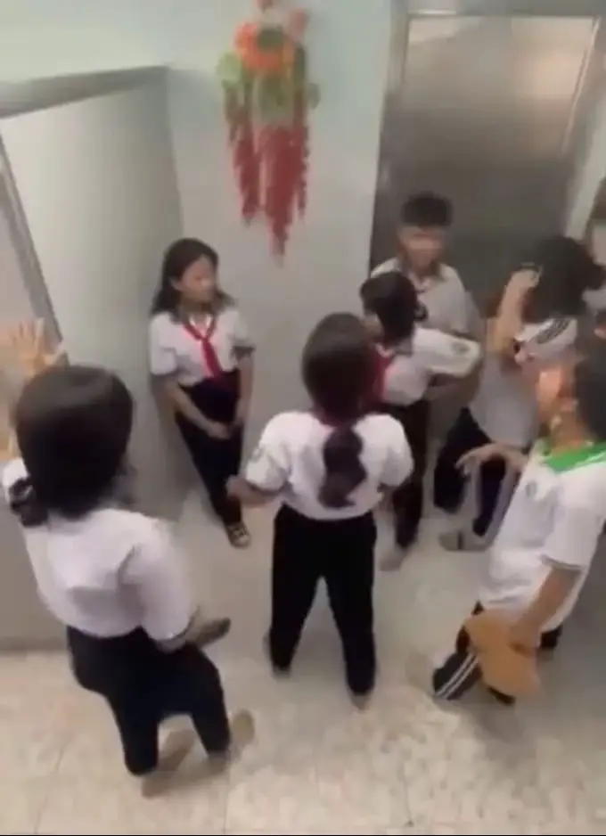 Ngày 5/11, mạng xã hội lan truyền đoạn clip ghi lại cảnh một nữ sinh bị nhóm bạn ép vào góc nhà vệ sinh và đánh hội đồng. Trong clip, nữ sinh này bị nhiều bạn nữ khác bao vây trong phòng vệ sinh của trường. Nhóm này liên tục chỉ tay vào mặt nạn nhân, tra hỏi và dùng lời lẽ thô tục để xúc phạm. #hocsinh #hochiminhcity #longantv #mcv #tiktoknew 