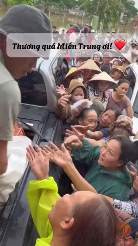 Đoàn cứu trợ phát quà tại Quảng Nam - Hình ảnh đầy cảm xúc 😯😥🤔#lulut #mientrung #quangnam #trending #thinhhanh 