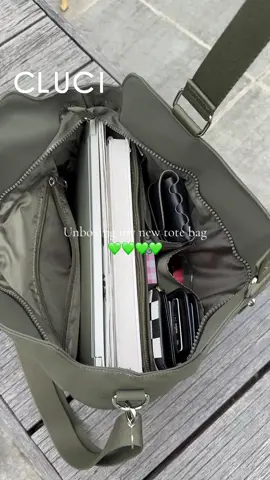 What’s in my bag What’s in my purse Pack with me🥰🥰💚💚 #cluci #tiktokshopblackfriday #falldealsforyou #fall #fallaesthetic #newarrivals #stylish #tote #fypシ #bagaccessories 