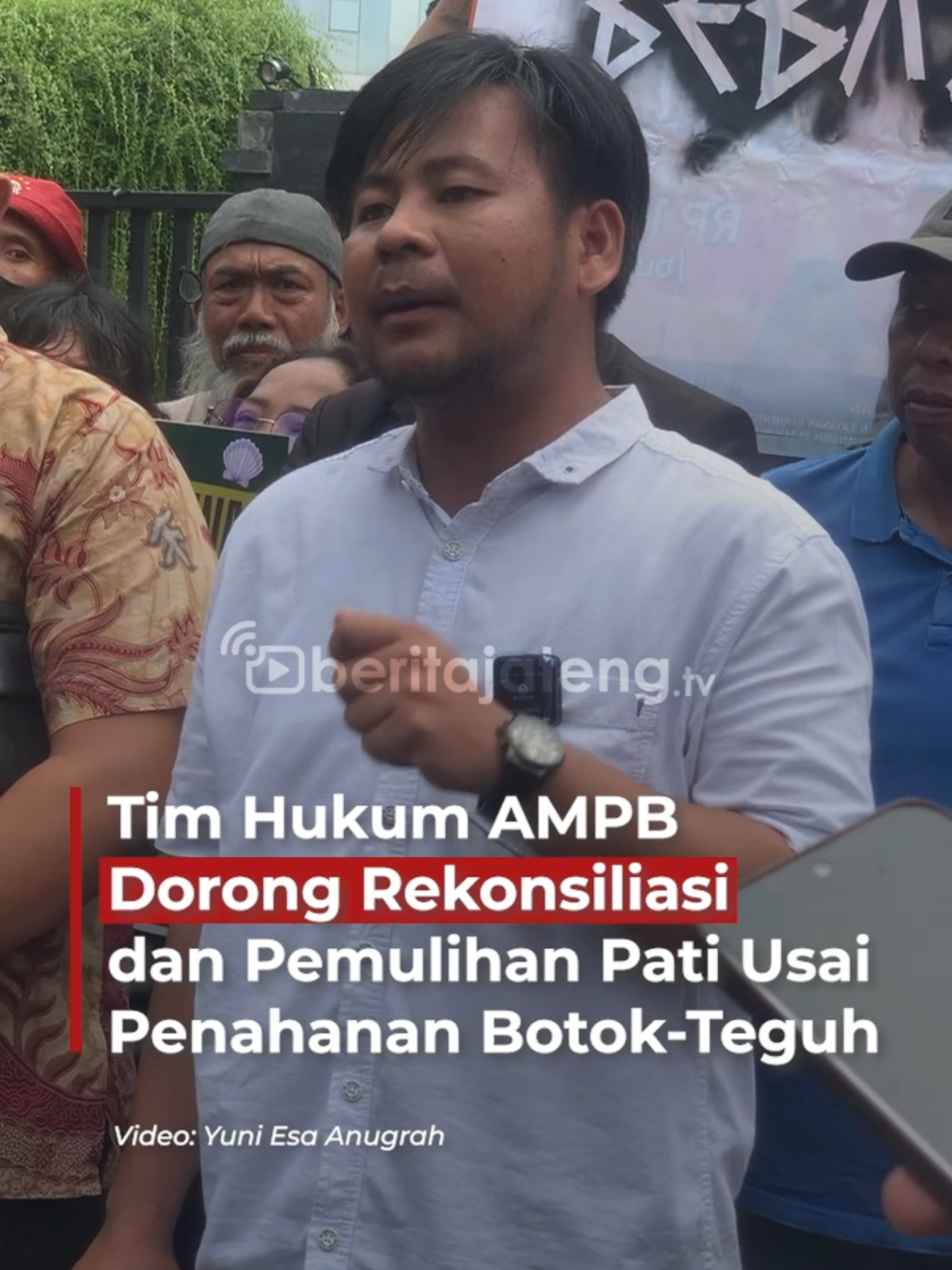 Tim advokasi Aliansi Masyarakat Pati Bersatu (AMPB) menyerukan upaya rekonsiliasi dan perdamaian pasca penahanan dua aktivis, Supriyono alias Botok dan Teguh Istiyanto. Seruan ini disampaikan setelah tim kuasa hukum bertemu keduanya di depan Mapolda Jawa Tengah pada Selasa, 4 November 2025. Kuasa hukum AMPB, Naufal Sebastian, mengatakan bahwa kondisi kedua aktivis dalam keadaan sehat dan tetap bersemangat memperjuangkan aspirasi masyarakat.  Naufal menjelaskan, tim advokasi juga melakukan audiensi dengan jajaran Polda Jawa Tengah. Pertemuan itu membahas situasi Pati pasca aksi massa serta upaya menjaga stabilitas daerah. Ia juga menegaskan bahwa proses politik pemakzulan Bupati Pati Sudewo telah selesai dan semua pihak perlu menghormati keputusan DPRD. Nauval berharap masyarakat dapat kembali bersatu untuk membangun Pati yang lebih baik. Sementara itu, Kristoni, yang juga anggota tim hukum AMPB, menekankan pentingnya rekonsiliasi sebagai solusi utama, bukan penegakan hukum semata. Ia menilai pendekatan pidana harus menjadi jalan terakhir. Menurutnya, dampak dari gejolak politik di Pati telah meluas hingga mengganggu aktivitas pemerintahan dan masyarakat. Karena itu, rekonsiliasi harus melibatkan semua pihak, baik yang pro maupun kontra terhadap pemerintah daerah. #infoviral #infoterbaru #infoterupdate #informasi #infofakta #infofakta #beritajateng #beritanasional #beritaindonesia #beritafakta #viralkan #viralbanget #viralindonesia #fyp #trending #viralvideo #viral #jawatengah #kotasemarang #solo #semarangviral #jawatengah