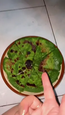 Jd Bayi besar ku ini beolah lempeng,ada 2 piring sdh di potong2  trus mengaras bni nya kd ada makan lempeng ulahan nya koler menjelasi Baik susun ulang lempeng nya Lalu ranai😌