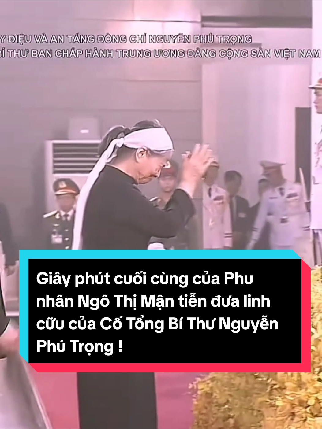 Giây phút cuối cùng của Phu nhân Ngô Thị Mận tiễn đưa linh cữu của Cố Tổng Bí Thư Nguyễn Phú Trọng !! Người ra đi, để lại niềm kính trọng và biết ơn sâu sắc trong lòng nhân dân Việt Nam.” #NguyenPhuTrong #tuongniem #ngothiman  #tuhaovietnam #dangcongsan 