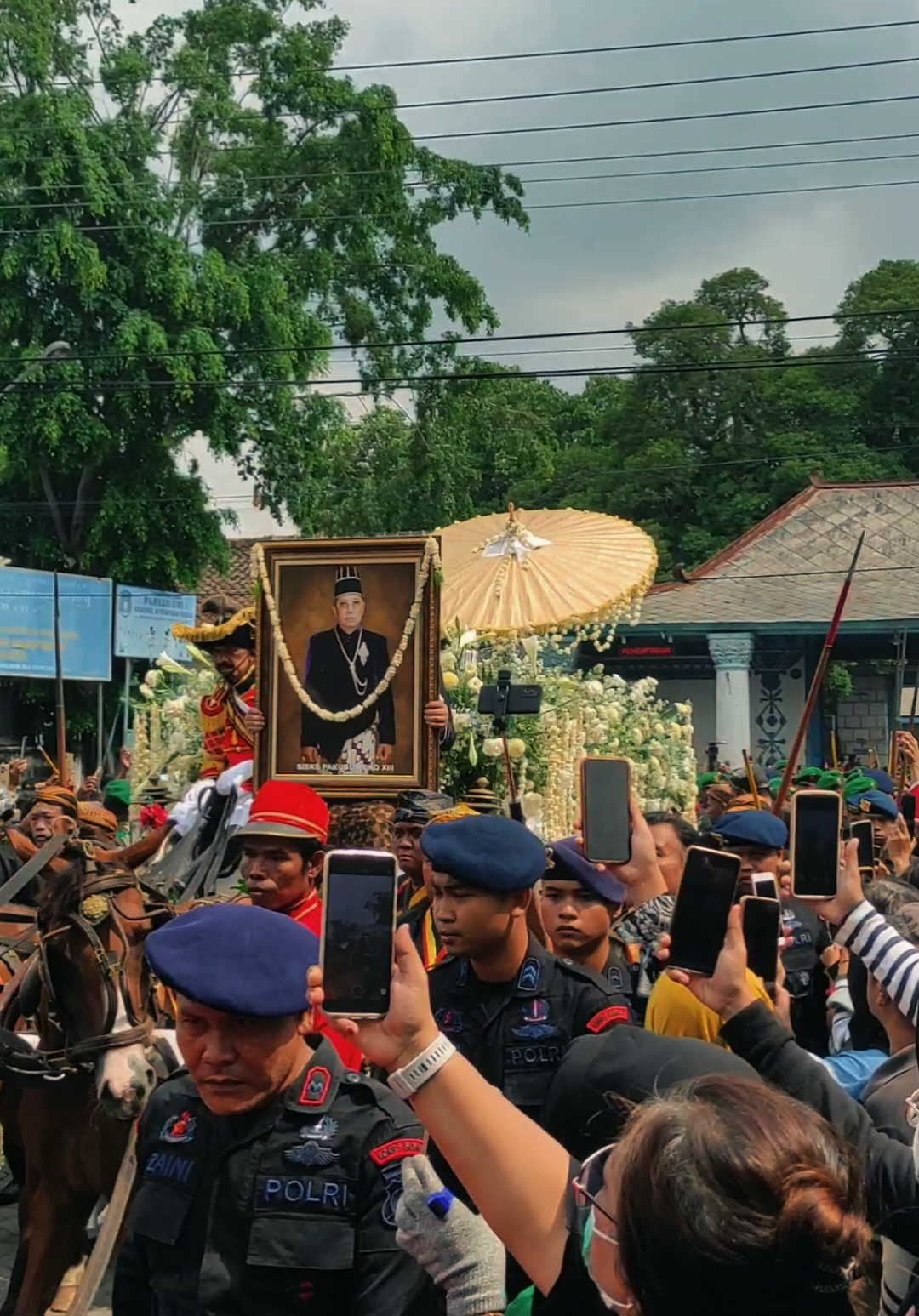 kirab jenazah Pakubuwono Xlll . . . . . #kirab #pakubuwonoxiii #keratonsurakarta 