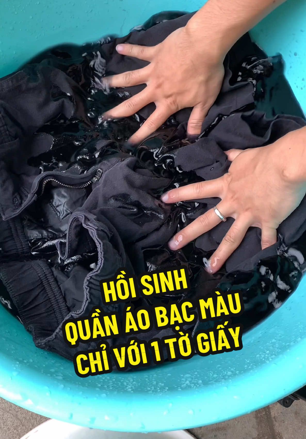 Hồi sinh quần áo bạc màu chỉ với 1 tờ giấy #nhuomdenquanao #giaynhuomdenquanao #giaygiatdenquanaobeecok #giaygiatdenbeecok #beecok 