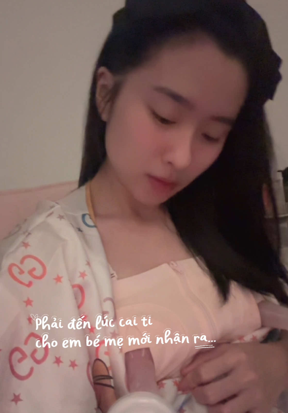 Có mom nào cai sữa cho con mà hụt hẫng đến mức mất ngủ như mình không? Huhu mới 2 đêm không có con bên cạnh mà nhớ không chịu được 😔😔 Làm sao để vượt qua được lúc ca.i tee cho bé vậy các mom 💔  #rongthang8 #caisuachobe #nhatkycuame 