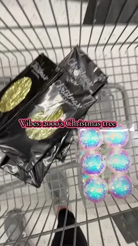 Let me know if you want a tree reveal🤩🎄🎅🏻❤️ #christmas#christmastree#holidays#trending#2000snostalgia#vintage#vintagechristmas @DylanEarlParis 