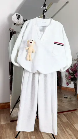 Áo nỉ swt cổ V tặng kèm gấu. #linhcodoxinh #aothun #aogiunhiet #aonihoodie  #thoitrangnu 