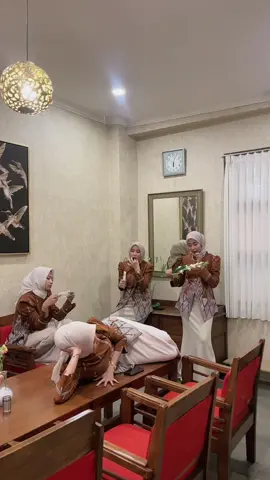 Kasihan banget ya kita, yuk join live yuk jam 12 siang dan 8 malam ya🥺 #outfitkerja #outfitngampus #bajusongket #songketmoden #batikmodern 