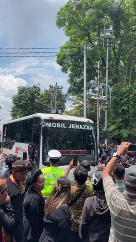 Kirab Pemakaman Raja Solo Pakubuwono XIII diakhiri Jenazah diberangkatkan Ke Pemakaman Raja di Imogiri, Yogyakarta