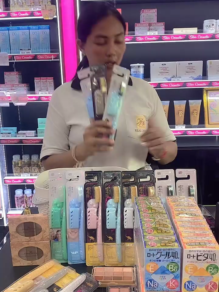 🪥 Wangta Toothbrush 🪥 แปรงสีฟันจองกุกในตำนาน! จากเกาหลี 🇰🇷 ✨ ขนนุ่มมมมม ซอกซอนลึก สะอาดจริง ✨ แปรงลิ้นได้ในด้ามเดียว ✨ เหมาะกับคนเหงือกอ่อน ขัดฟันทุกซี่ได้แบบอ่อนโยน ตอนนี้มี 3 รุ่นให้เลือก (สุ่มสี): 🤍 ขนพาสเทล 🖤 ขนสีดำชาโคล 💛 ขนสีโกลด์ #starcosmetic #TikTok #toothbrush #wangta #korean #tiktokviral #tiktokshop #foryour #11.11 #foru #rohto