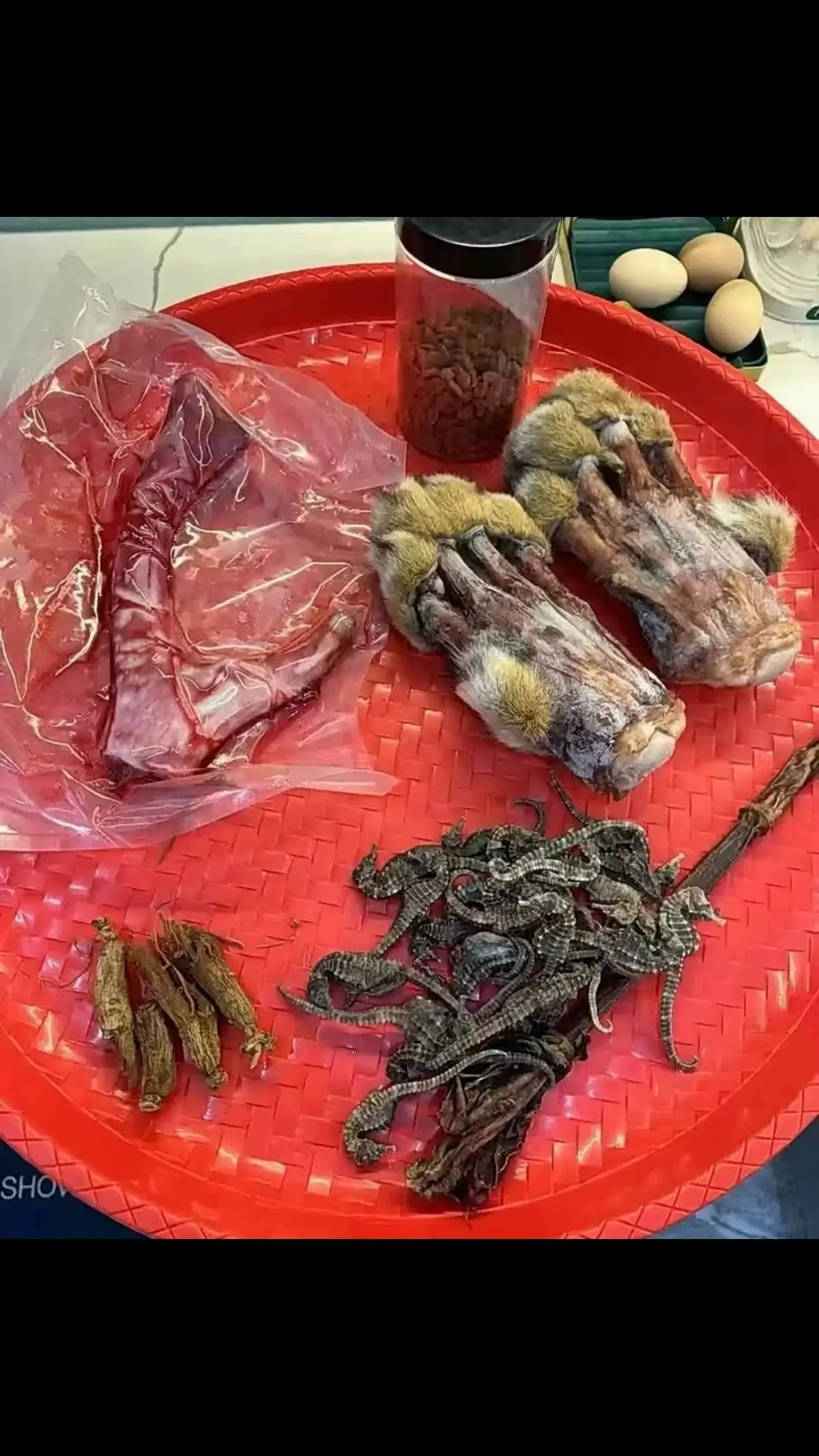 虎骨酒是用虎骨熬制的一种药酒，主要的作用是可以祛风除湿、散寒通络、强筋健骨，因为虎骨在中药里面就有祛风、除湿散寒，治疗关节炎类的疾病。#老虎骨 #虎骨酒 