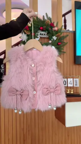 Khoác gilê lông đính nơ cho bé #meCoca #xuhuongtiktok #aokhoacchobe 