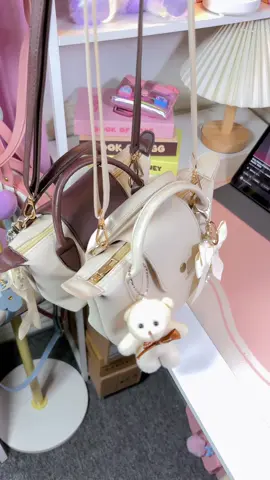 tasnya udah free gantungan boneka juga yaa #slingbag #tasselempang #tasmain #taswanitamurah #myltas 