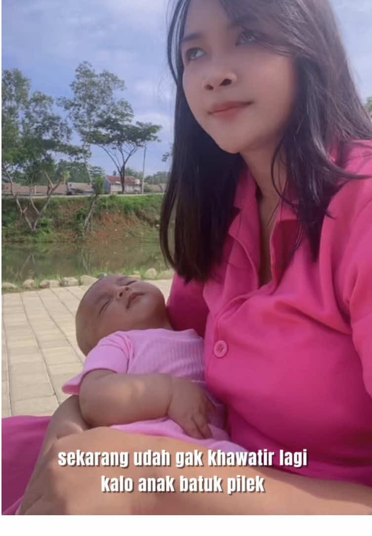 Vicks Baby Balm ngebantu aku bgt, jdi ga perlu cara2 pakai bawang lah,minyak lah #kasihangatnya #batukpilek #VicksVaporub 