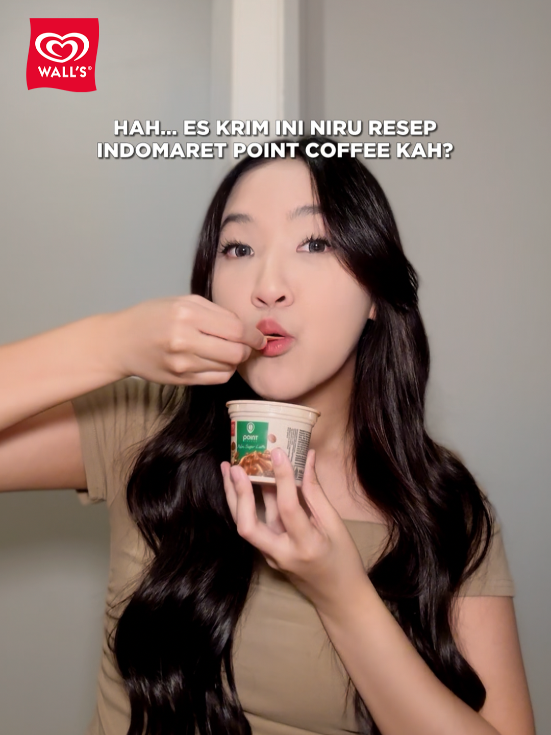 Kopi yang enggak diseduh, tapi disendok 🤭 Wall’s Palm Sugar Latte, es krim kolaborasi seru bareng Point Coffee! Cobain ngopi cara baru yuk di Indomaret terdekatmu 🏃‍♀️💨 Hanya Rp8.000 aja lho 🤫 #WallsPalmSugarLatte #CobainNgopiCaraBaru