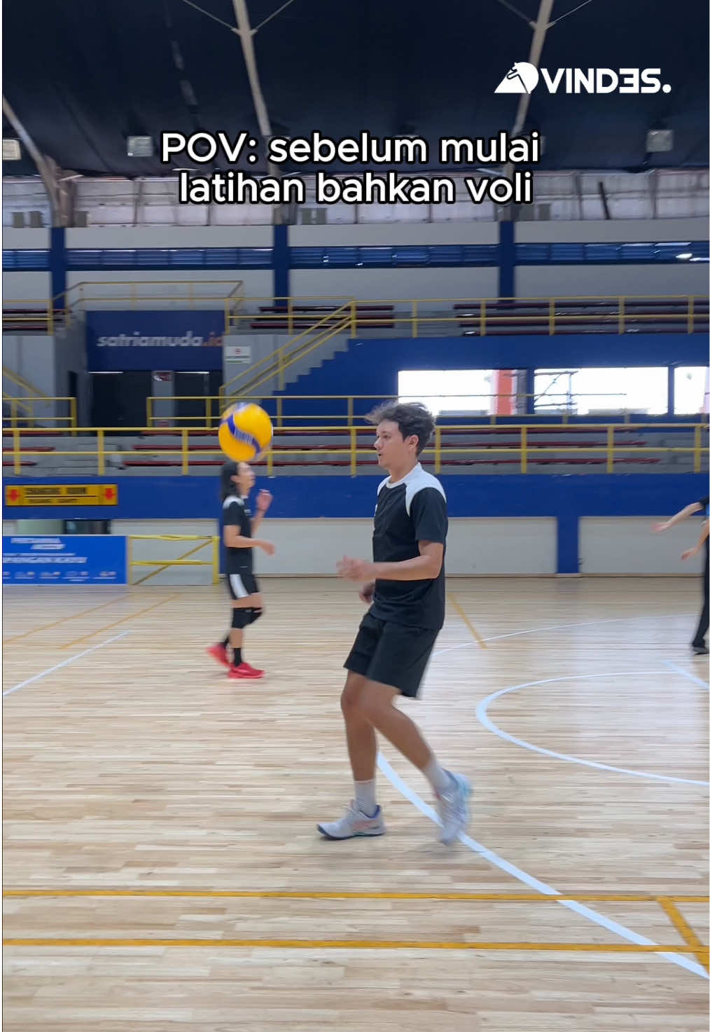Sebelum memulai latihan tim dari The Musicians melakukan juggling bola, seperti yang dilakukan @Manpaularo @Rizky Febian agar supaya! #Vindes #BahkanVoli3 