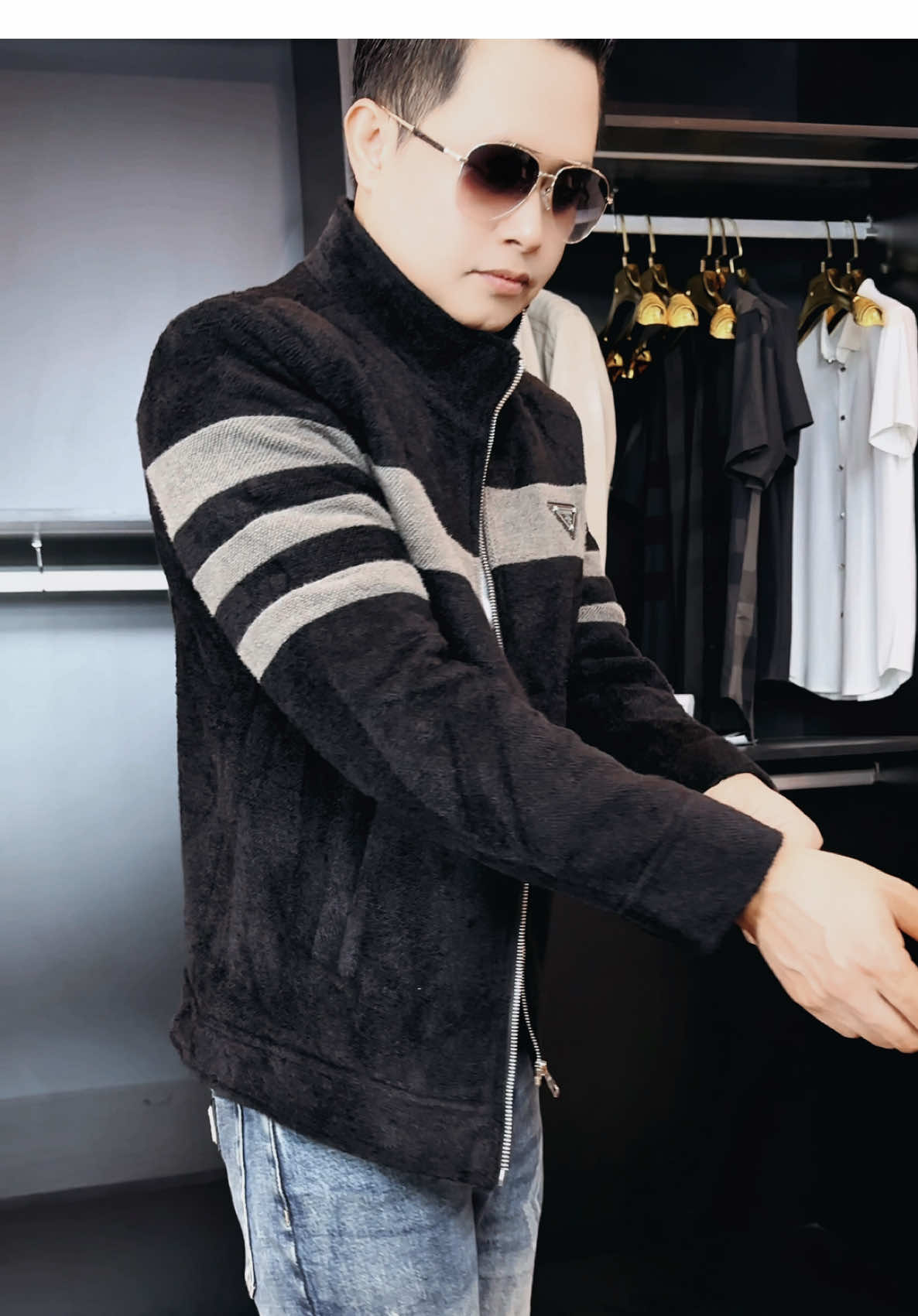 Mã dạ này kéo khoá anh em ạ . Chất dạ nhung dày lót lông bo tay áo nhé. #aodanam #aokhoac 