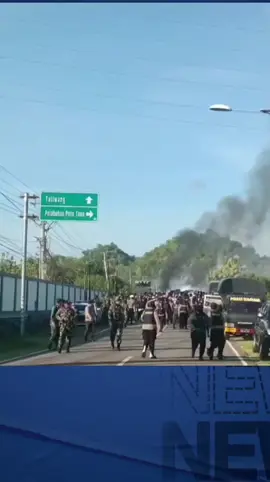 Hari ini, Rabu, 05 November 2025, suasana Simpang Ai Jati, Kecamatan Poto Tano, Kabupaten Sumbawa Barat memanas. Proses eksekusi lahan oleh Pengadilan Negeri Sumbawa berujung ricuh. Warga yang merasa tidak mendapatkan keadilan berusaha mempertahankan tanah yang mereka anggap milik sah, sementara aparat keamanan berupaya menjalankan perintah eksekusi. Dalam video yang beredar di media sosial, terlihat masyarakat membawa parang, tombak, dan alat pertanian tradisional, bukan untuk menyerang, melainkan sebagai simbol perlawanan terhadap rasa ketidakadilan hukum yang mereka rasakan. Bagi mereka, lahan bukan  sekadar tanahtetapi simbol hidup, warisan, dan kehormatan keluarga. Peristiwa ini menandakan adanya krisis kepercayaan terhadap penegakan hukum, terutama ketika proses penetapan dan eksekusi dinilai tidak transparan dan terkesan berpihak. Di era keterbukaan informasi, putusan hukum seharusnya bisa diuji secara terbuka dan objektif, bukan menjadi ruang gelap yang hanya dipahami segelintir orang. Secara akademis, ini menjadi catatan penting: hukum tanpa keadilan sosial hanya akan melahirkan konflik sosial. Jika penegakan hukum kehilangan empati dan kejujuran, maka rakyat akan mencari jalannya sendiri, meski dengan cara yang berisiko. Pengadilan Negeri Sumbawa dan aparat penegak hukum diharapkan meninjau kembali langkah dan komunikasi mereka dengan masyarakat. Keadilan tidak boleh hanya tampak dari sisi formal hukum, tetapi juga harus menyentuh rasa keadilan di hati rakyat. 📢 Ketika hukum kehilangan keadilan, rakyat akan menegakkan kebenaran dengan keyakinannya sendiri. #KontroversiEksekusiLahan #PotoTanoMemanas #AiJatiBerduka #KeadilanUntukRakyat #KrisisKepercayaanHukum