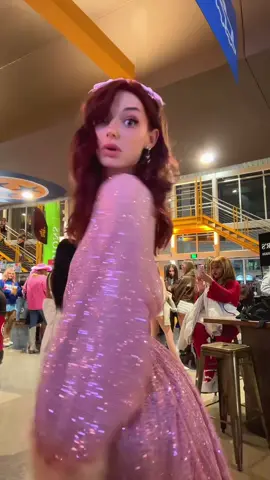 find me the backup dancer that winked at me! 😩 #sabrinacarpenter #concert #prettyinpink #viral #dancer 