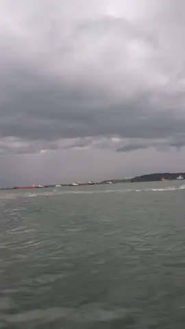 Suasana mendung di perairan teluk Balikpapan