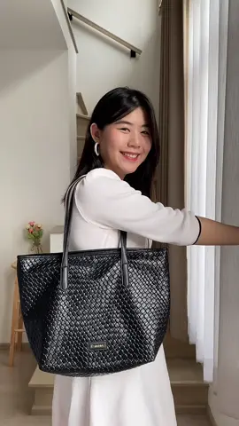 ชอบสวยแบบเรียบแต่ไม่จืด แนะนำใบนี้เลย กระเป๋า O-owinkK รุ่น Woven Bag 😍 #กระเป๋า #กระเป๋าผู้หญิง #totebag #OowinkK #TikTokFashion 