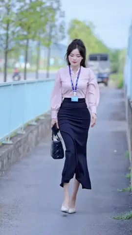 Ngày nào cũng đu xe bus đi làm đây.. các bác cứ đồn Mec lọ Mec kia... #tiktok #yenmiu95 #sevt #dilamcogivui #thoitrangcongso 