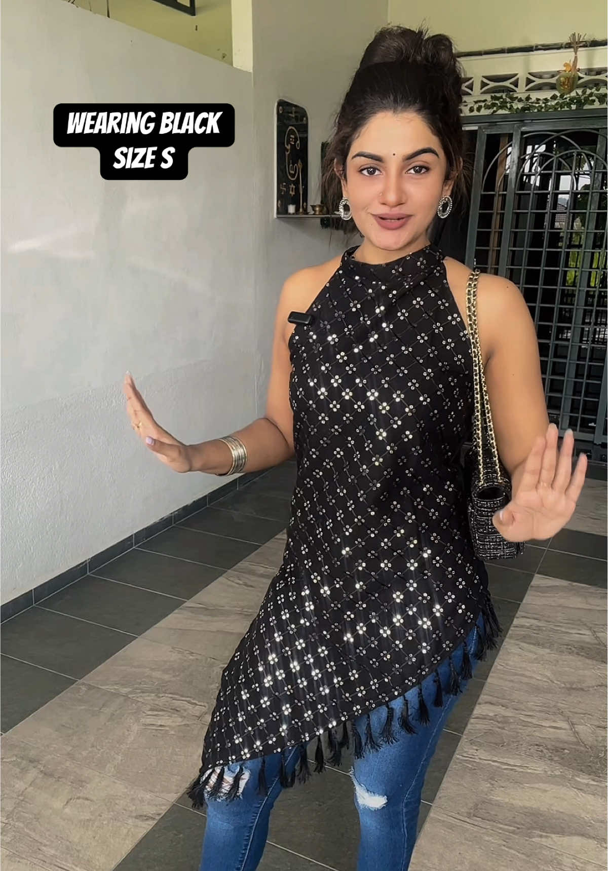 Unique cross-cut design 🔥 grab yours before it’s SOLD OUT! #crosscutkurti #kuganya #fesyenshinderbollywood #bollywooddesign #uniquecollections 