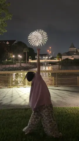 ดูจนเข้าเนื้อเข้ากระดูก ...ไม่มีพลุใดในโลก จะเท่า 18 นาทีทฃของ Happily Ever After ที่หน้าปราสาท Cinderella Castle ที่ Disney World😮‍💨🤣 ปล ถ่ายที่สวนตรงระเบียงห้องที่โรงแรมใหม่ล่าสุดของ Disney World ตึก Island Tower at Disney's Polynesian Villas & Bungalows จองแบบ Firework View คับ🫶🏻 