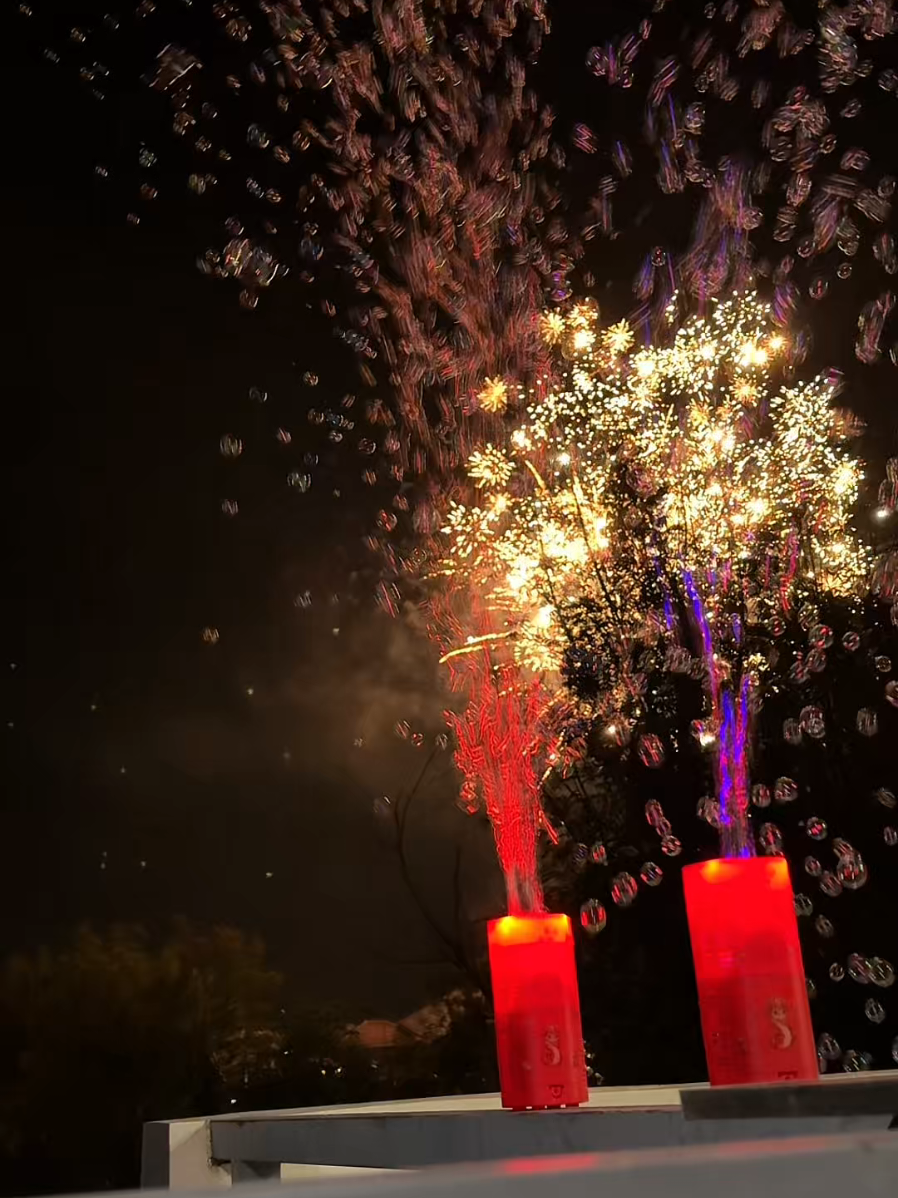 nakauna.. #fireworks #bubblemachine 