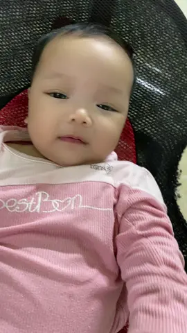 Mẹ nhớ chiếc bụng bầu ngày ấy, nhớ những lần e đạp bụng mẹ, nhớ những lần đi siêu âm để ngắm e mà e toàn giấu mặt đi , nhớ những tối thủ thỉ với e to nhỏ,… Thời gian trôi nhanh quá!#GiaHan4m17d#embedangyeu #tiktok #mevabe 