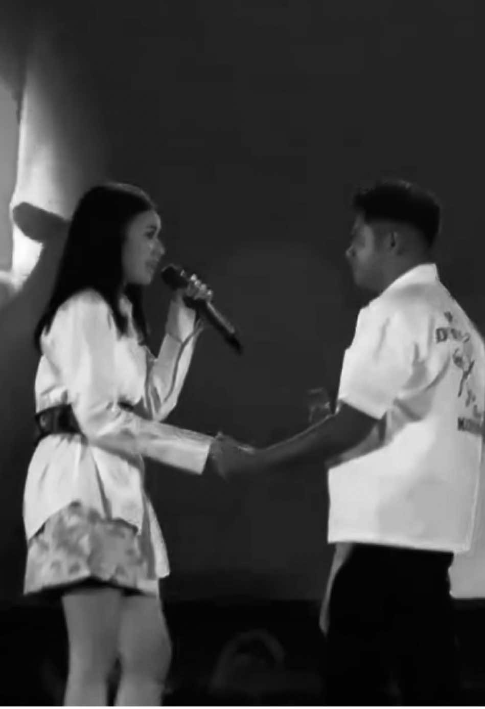 me: realizing that my favorite stage act when Piche & Vanessa perform together is “Piche selalu benerin posisi tangan biar di bawah — dan bagian pegangan tangan sambil goyangin badan” 😓🫰🏻 #pichekota #vanessazee #pichessa 