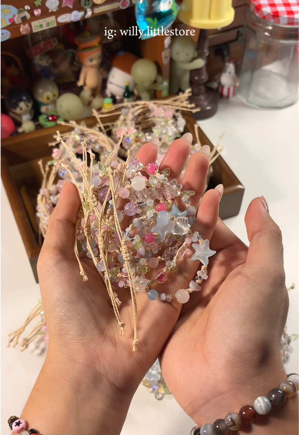 Hãy chọn lựa một “bông hoa” mang trên tay đi ạ><💐 #bracelet #bracelets #handmade #DIY #willylittlestore 