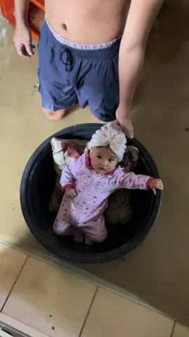 Kaluoy twn aning babyha oyy nangupot jd pag ayo sa planggana 🥹 #fyp #bagyongtino #flood #talisaycitycebu 