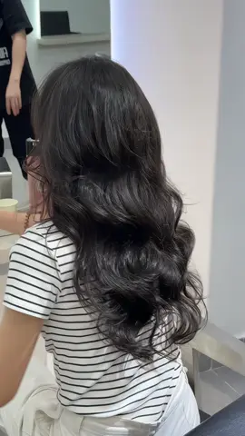 𝑿𝒐𝒂̆𝒏 𝒔𝒐́𝒏𝒈 𝒍𝒐̛𝒊 Phù hợp mặt tròn, mặt dài, mặt V-line. Cực kì dễ chăm và dễ tạo kiểu, thời trang và thanh lịch! 📍Hanghi Hair Salon 166B1 Trần Đình Xu, phường Nguyễn Cư Trinh, quận 1, Tp Hcm ☎️ 0779798909 #Hanghihairsalon  #Hanghi  #Salontócquận1  #tócuốnsóngnước 