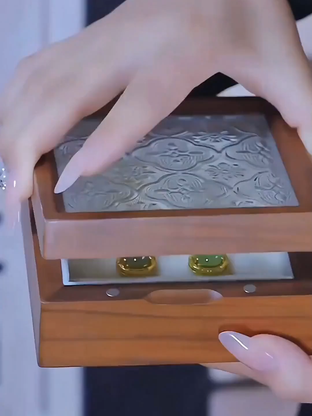 สร้อยคอลูกบลูน้อย สง่างาม เหมาะสำหรับทุกสไตล์ และเป็นสินค้าพิเศษฤดูหนาว - ฝน ค่ะ. เมื่อใส่บนนั้น จะดูเรียบง่ายและสูงคลาส! 🍁🎗️💎